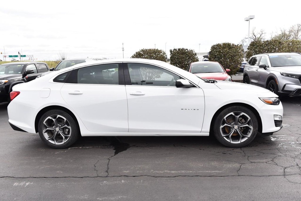 Chevrolet Malibu Vehicle Full-screen Gallery Image 5