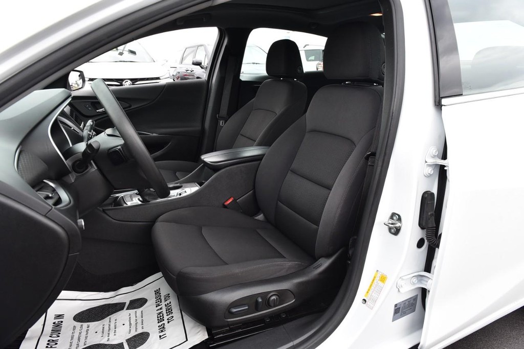 Chevrolet Malibu Vehicle Full-screen Gallery Image 17