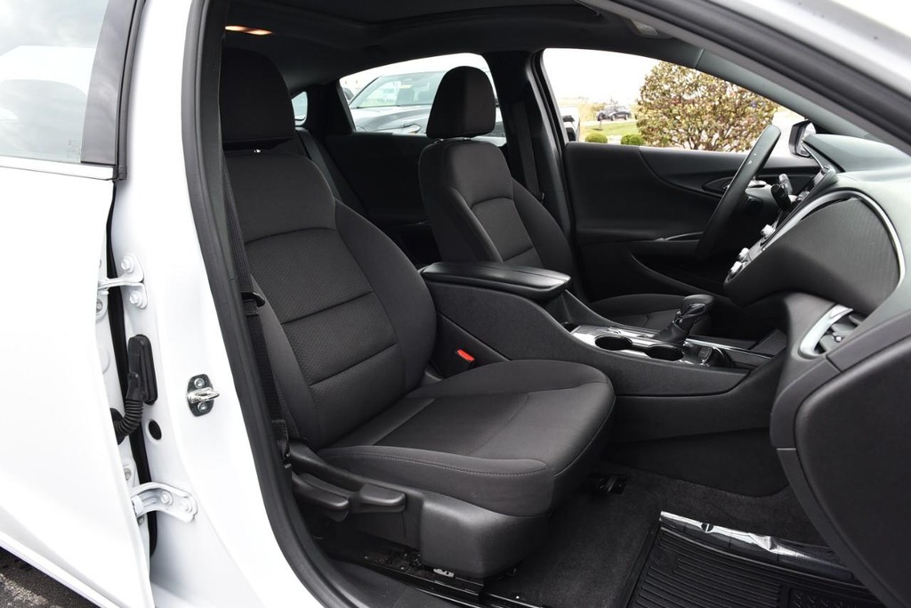 Chevrolet Malibu Vehicle Full-screen Gallery Image 18