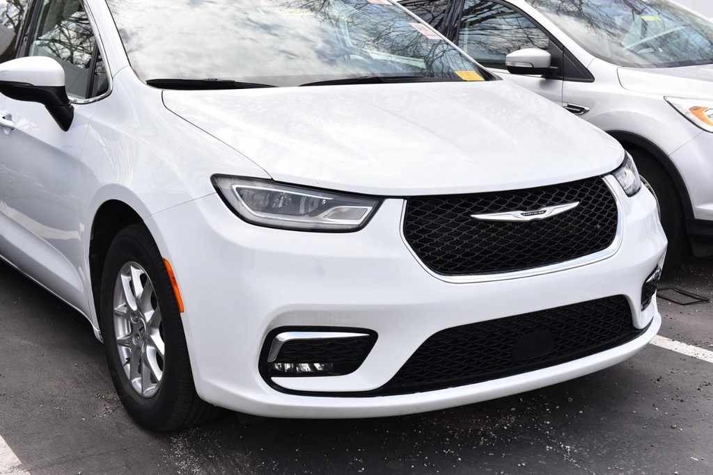 Chrysler Pacifica Vehicle Image 02