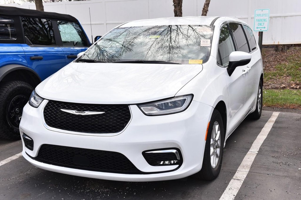 Chrysler Pacifica Vehicle Image 04