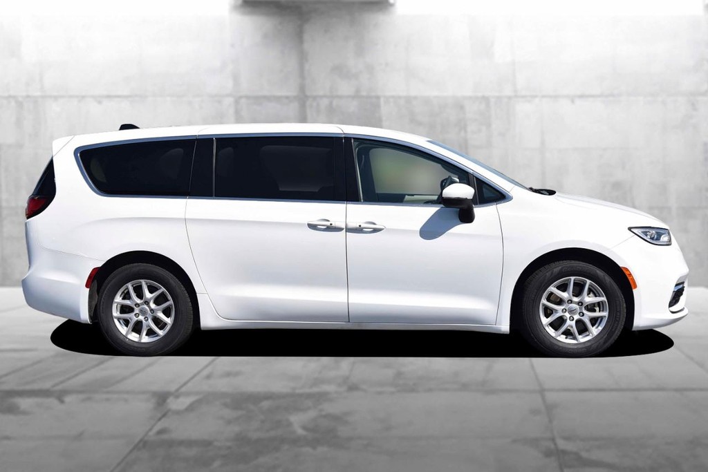 Chrysler Pacifica Vehicle Image 05