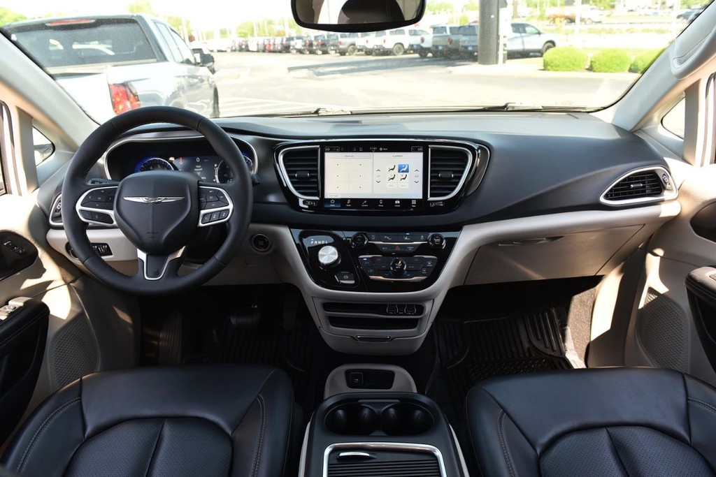Chrysler Pacifica Vehicle Image 07