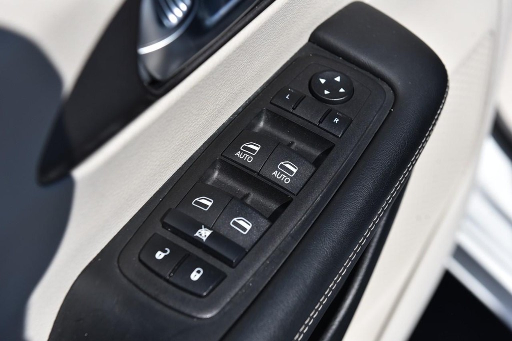Chrysler Pacifica Vehicle Image 08