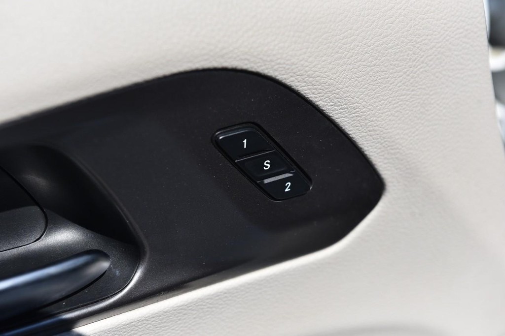Chrysler Pacifica Vehicle Image 09