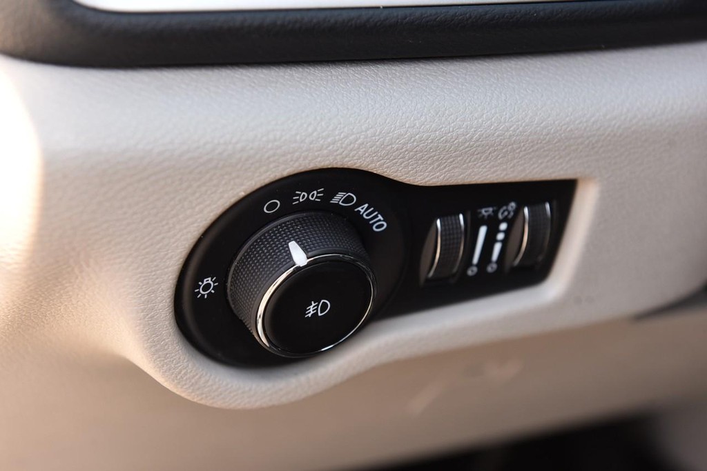 Chrysler Pacifica Vehicle Image 12