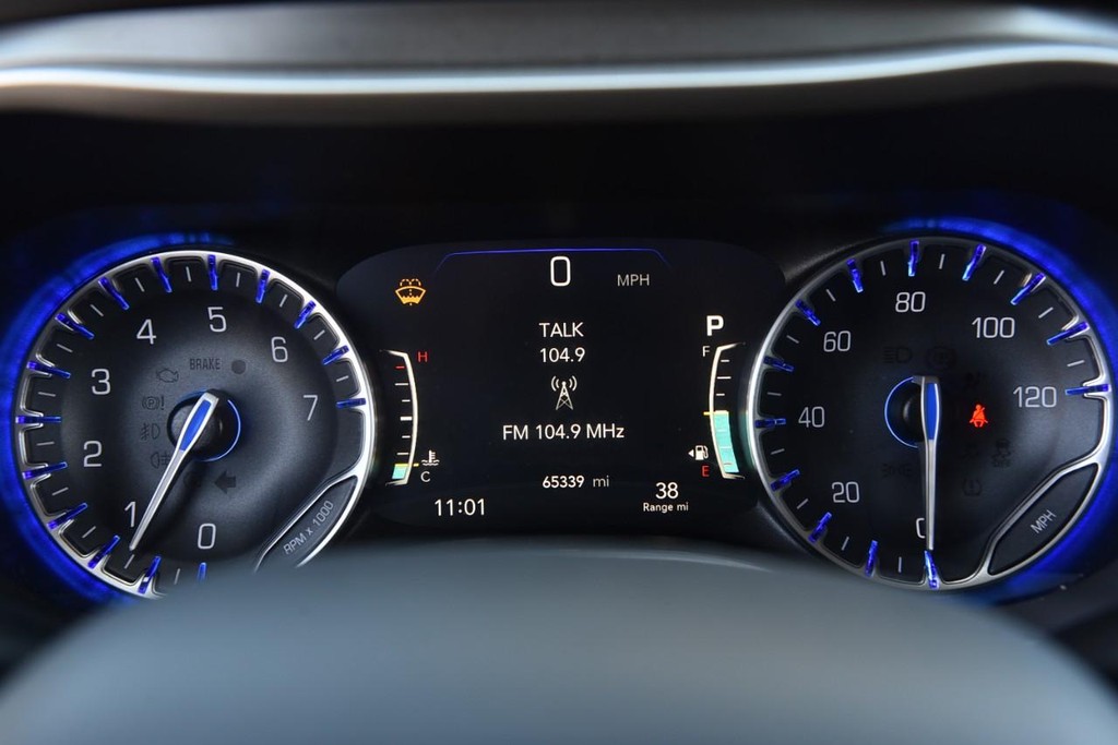 Chrysler Pacifica Vehicle Image 13