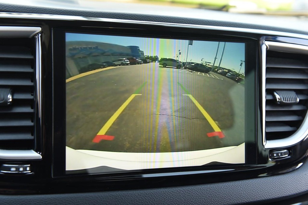 Chrysler Pacifica Vehicle Image 14