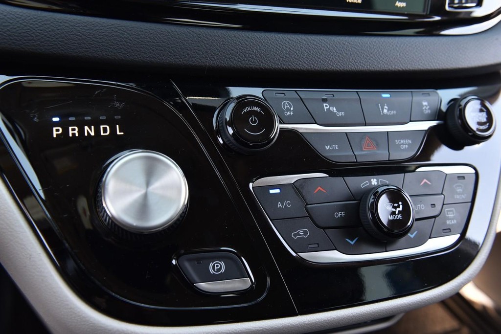 Chrysler Pacifica Vehicle Image 16