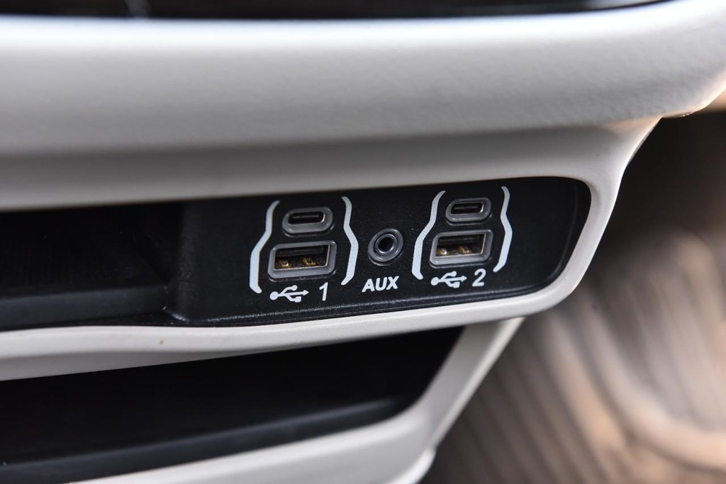 Chrysler Pacifica Vehicle Image 17