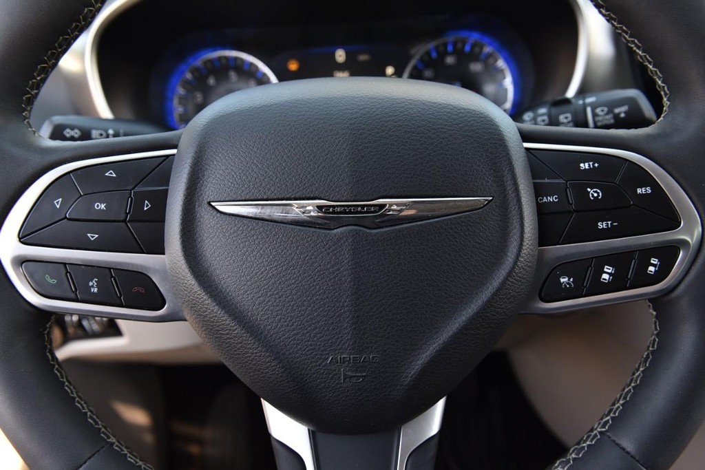 Chrysler Pacifica Vehicle Image 19