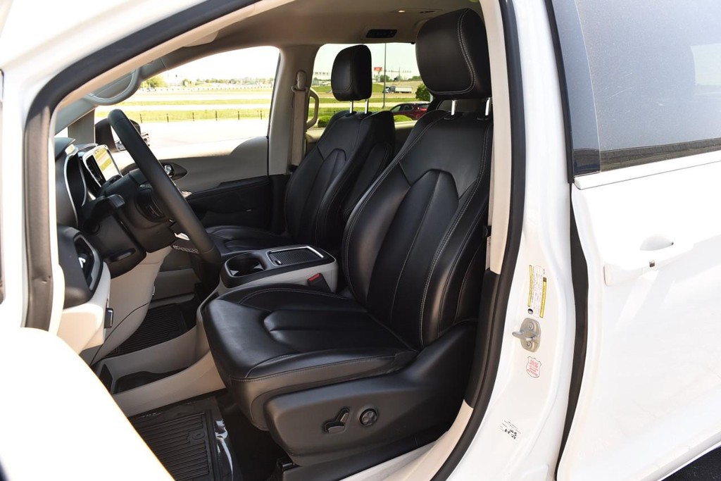 Chrysler Pacifica Vehicle Image 20