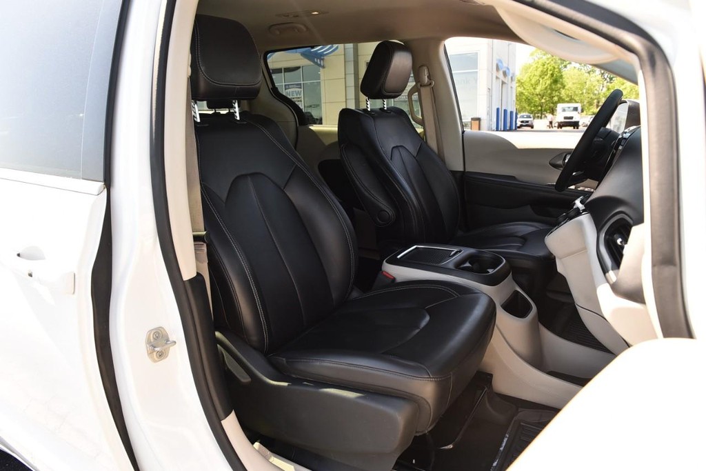 Chrysler Pacifica Vehicle Image 21