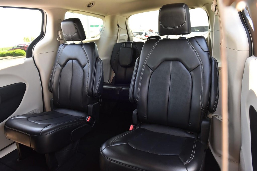 Chrysler Pacifica Vehicle Image 22