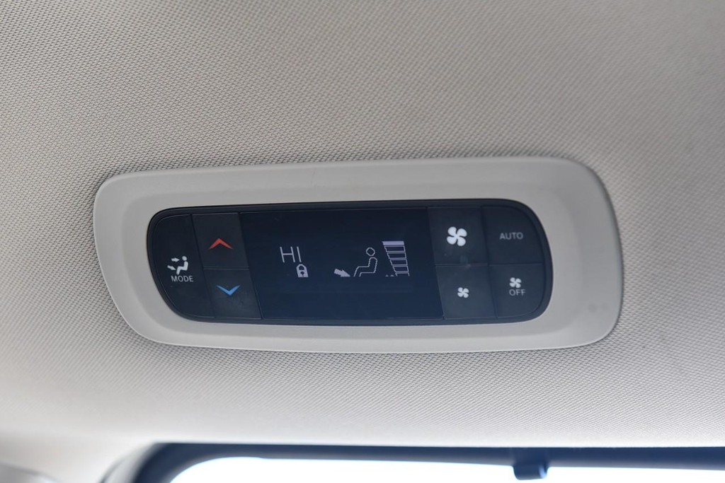 Chrysler Pacifica Vehicle Image 23