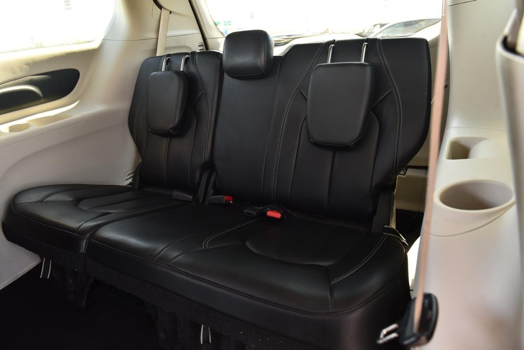 Chrysler Pacifica Vehicle Image 25