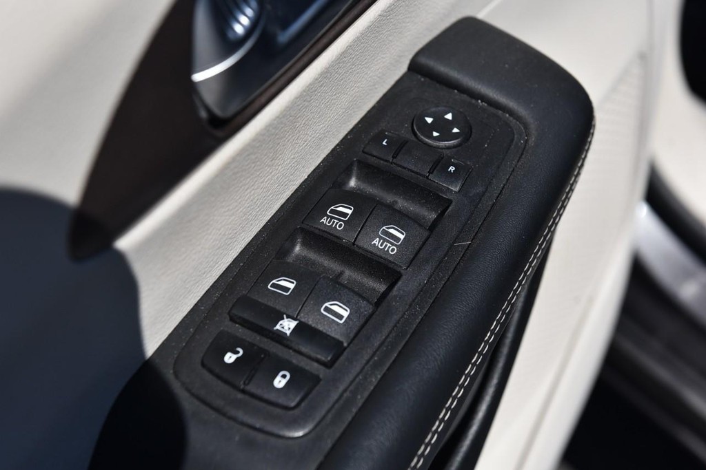 Chrysler Voyager Vehicle Image 08