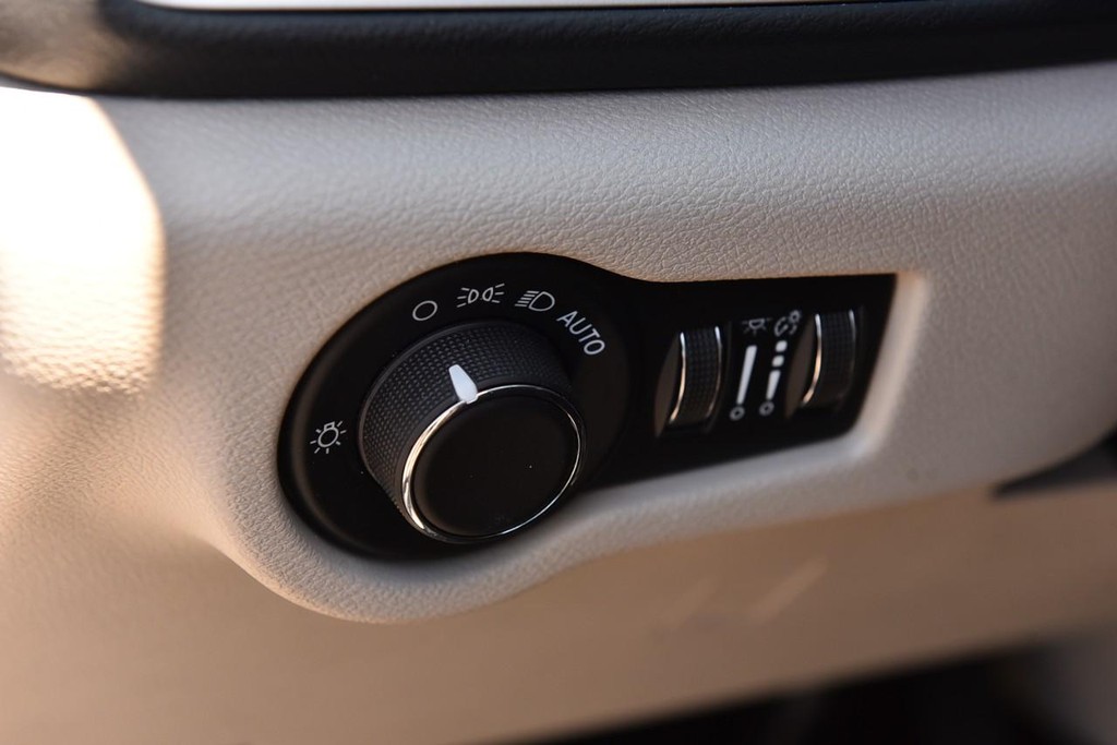 Chrysler Voyager Vehicle Image 10