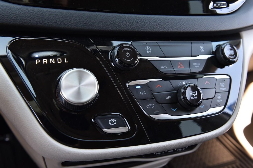 Chrysler Voyager Vehicle Image 14
