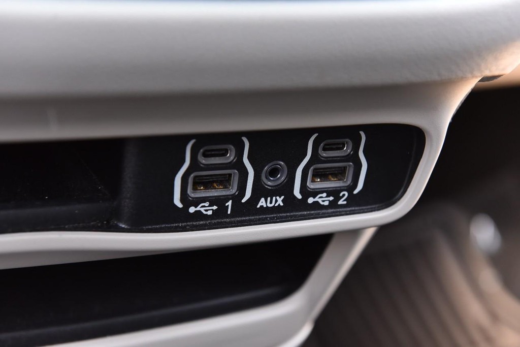 Chrysler Voyager Vehicle Image 15