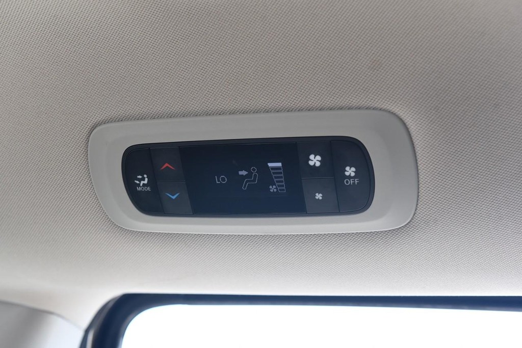Chrysler Voyager Vehicle Image 21
