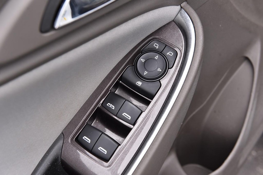 Chevrolet Malibu Vehicle Full-screen Gallery Image 08