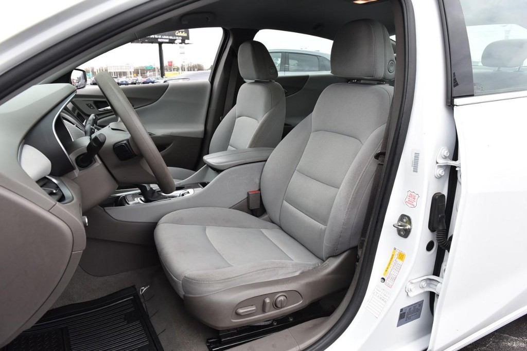Chevrolet Malibu Vehicle Full-screen Gallery Image 17