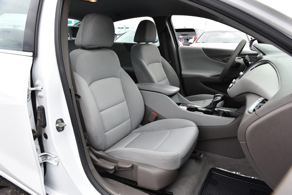 Chevrolet Malibu Vehicle Full-screen Gallery Image 18