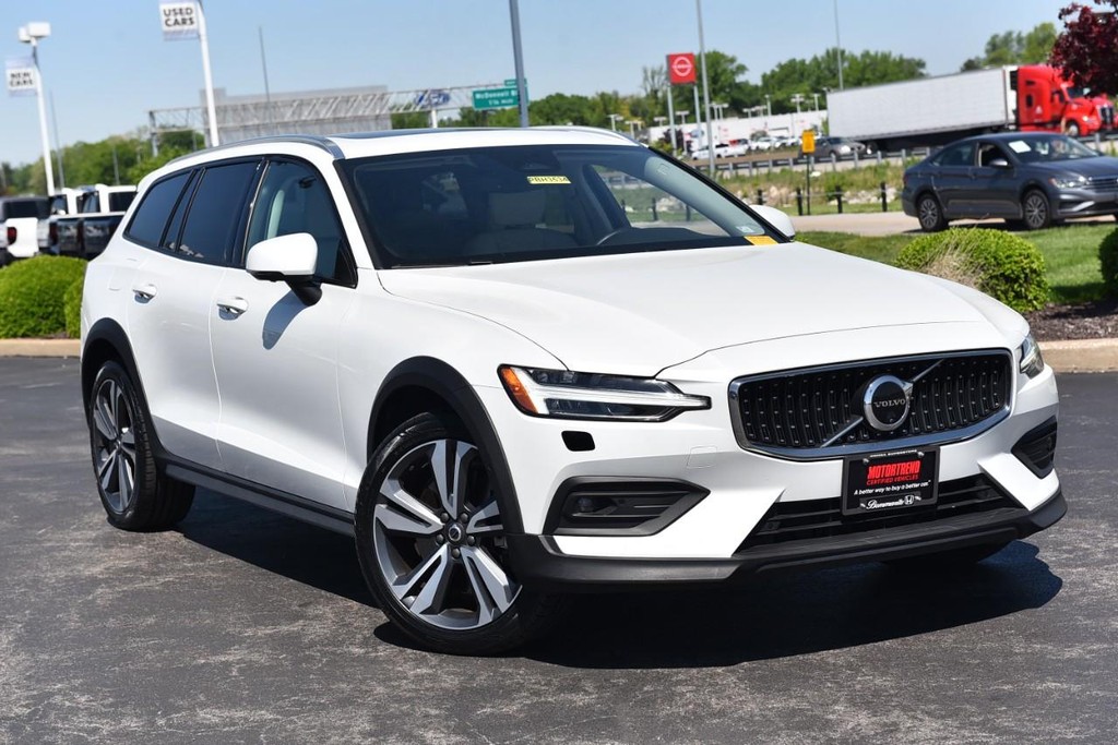 Volvo V60 Cross Country Vehicle Image 02