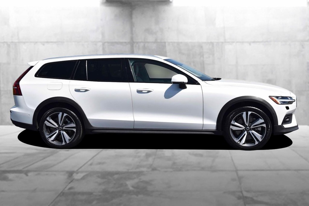Volvo V60 Cross Country Vehicle Full-screen Gallery Image 5