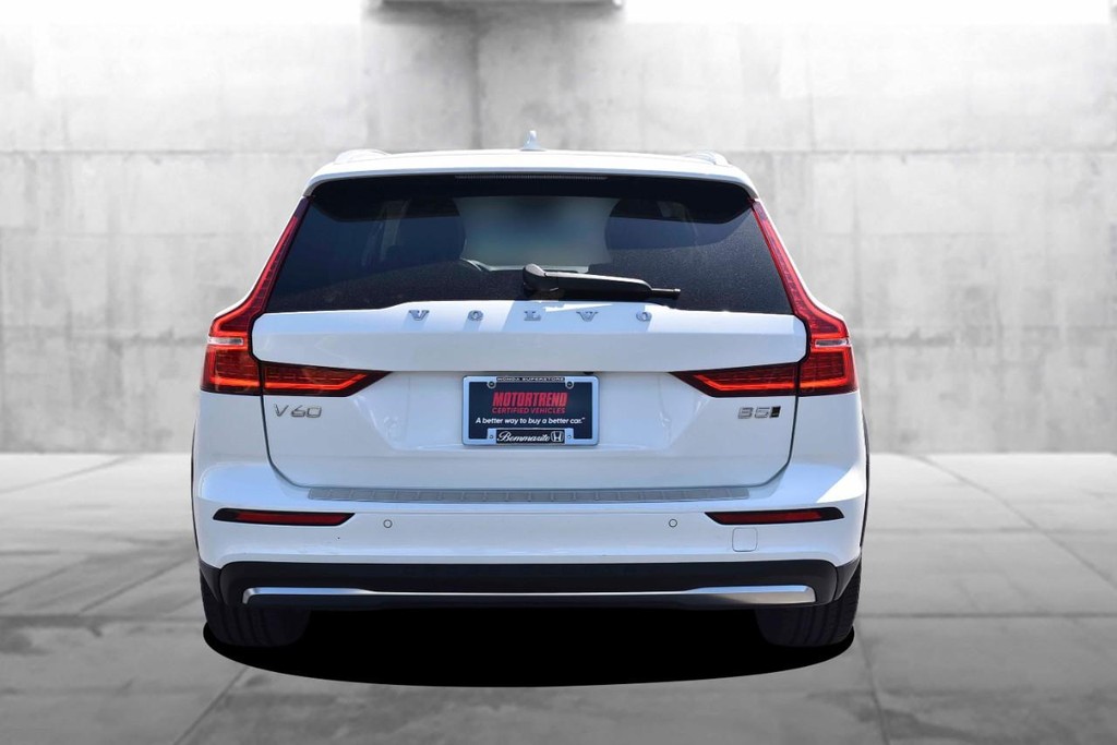 Volvo V60 Cross Country Vehicle Full-screen Gallery Image 6
