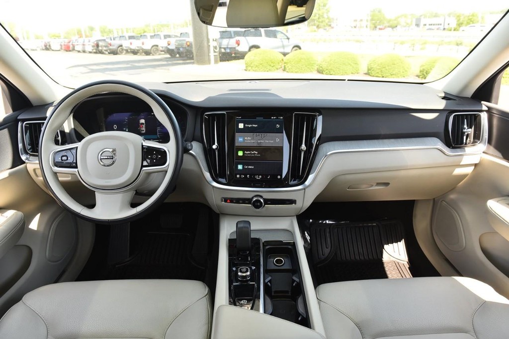Volvo V60 Cross Country Vehicle Full-screen Gallery Image 7
