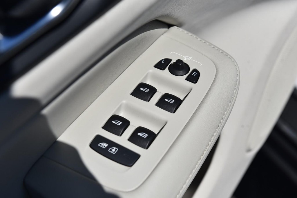 Volvo V60 Cross Country Vehicle Full-screen Gallery Image 8