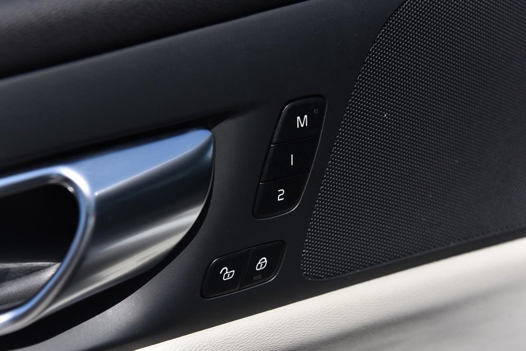 Volvo V60 Cross Country Vehicle Full-screen Gallery Image 9