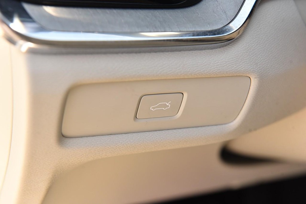 Volvo V60 Cross Country Vehicle Full-screen Gallery Image 11