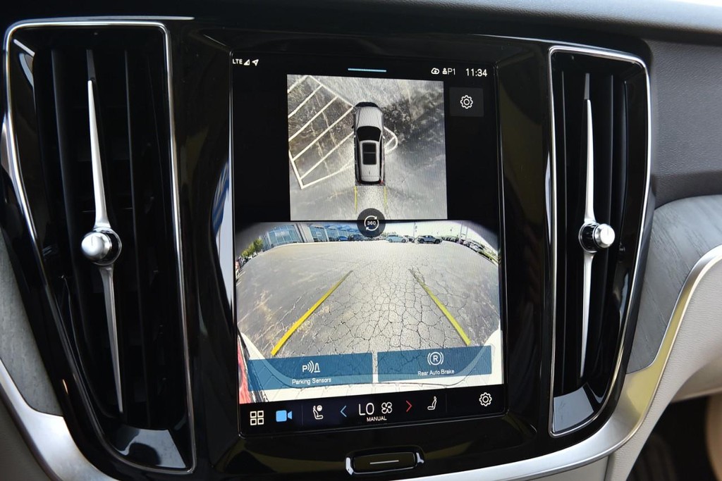 Volvo V60 Cross Country Vehicle Full-screen Gallery Image 13