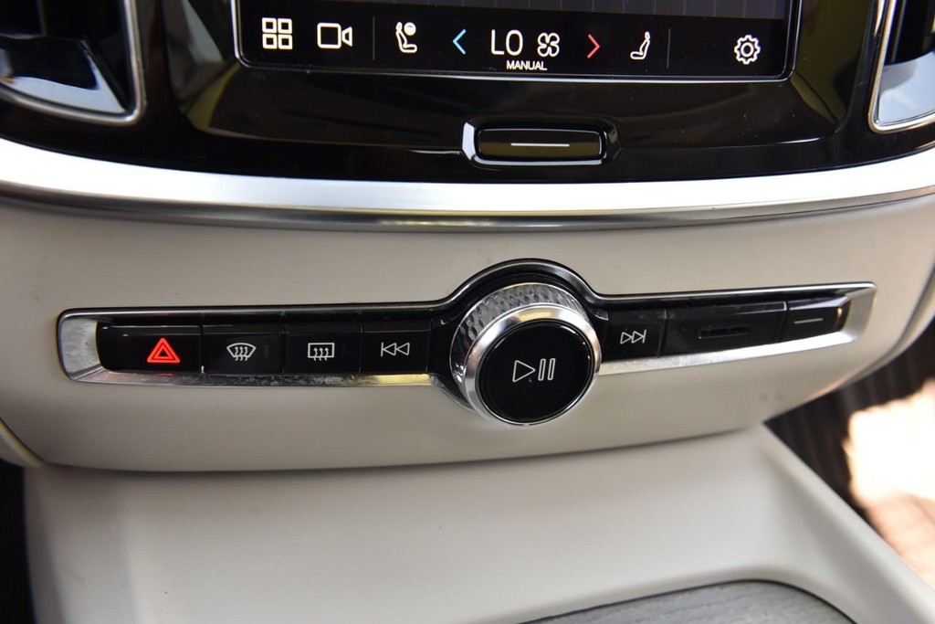 Volvo V60 Cross Country Vehicle Full-screen Gallery Image 14