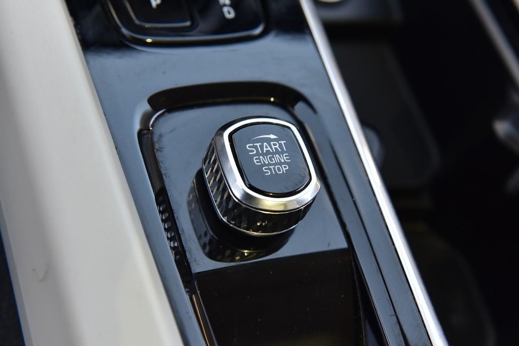 Volvo V60 Cross Country Vehicle Full-screen Gallery Image 15