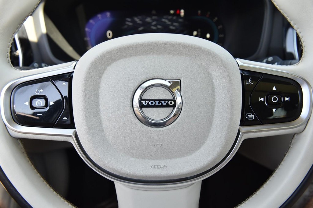 Volvo V60 Cross Country Vehicle Full-screen Gallery Image 16