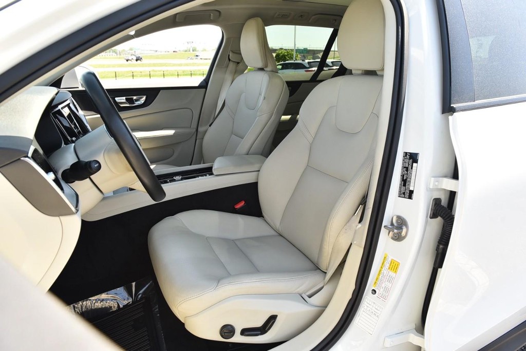 Volvo V60 Cross Country Vehicle Full-screen Gallery Image 17
