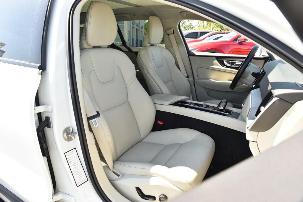 Volvo V60 Cross Country Vehicle Full-screen Gallery Image 18