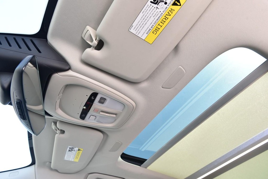 Volvo V60 Cross Country Vehicle Full-screen Gallery Image 19