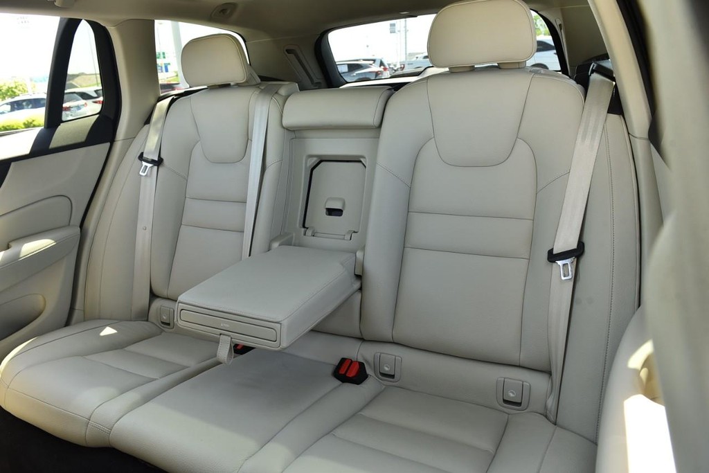 Volvo V60 Cross Country Vehicle Full-screen Gallery Image 20