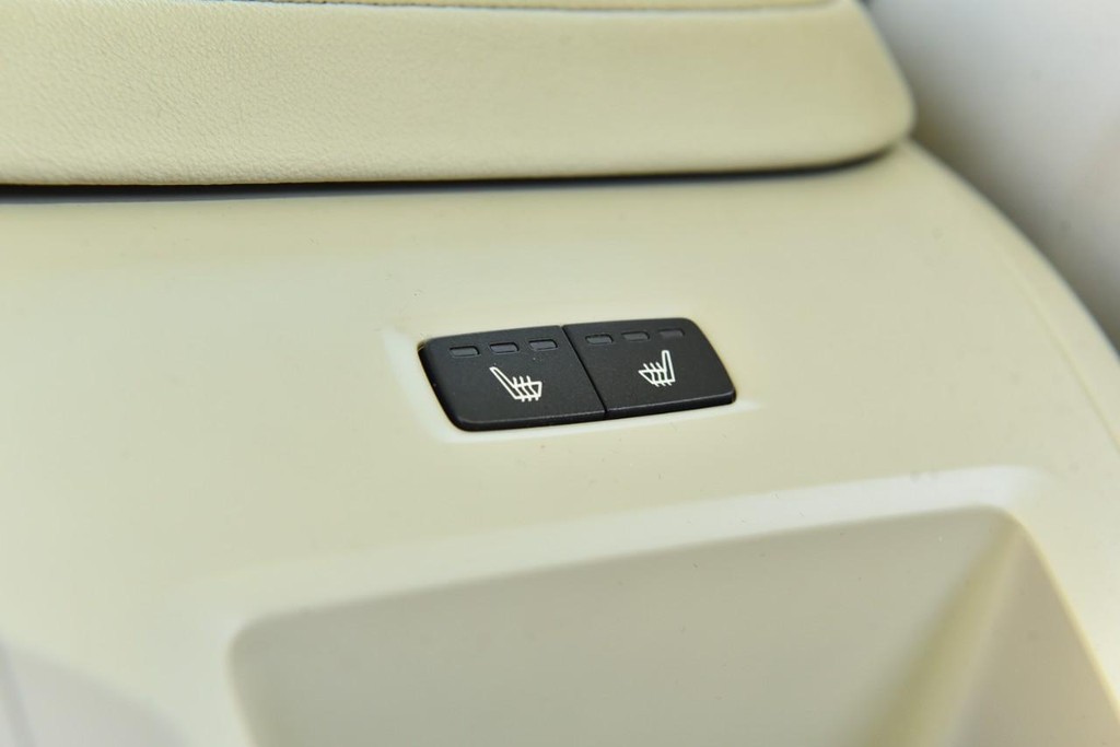 Volvo V60 Cross Country Vehicle Full-screen Gallery Image 21