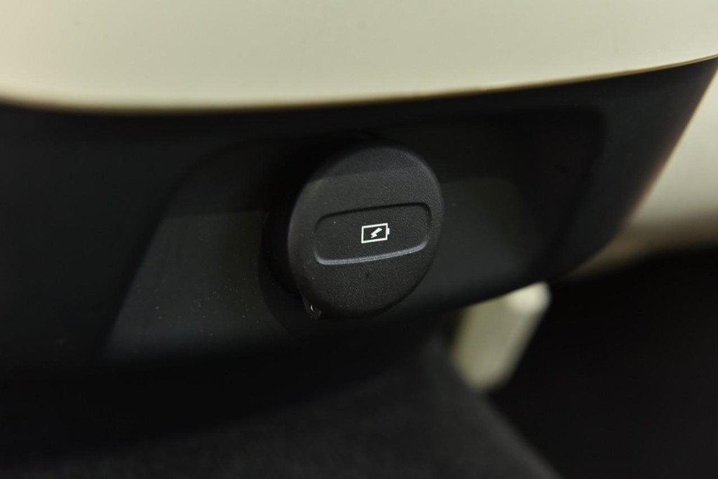 Volvo V60 Cross Country Vehicle Full-screen Gallery Image 22