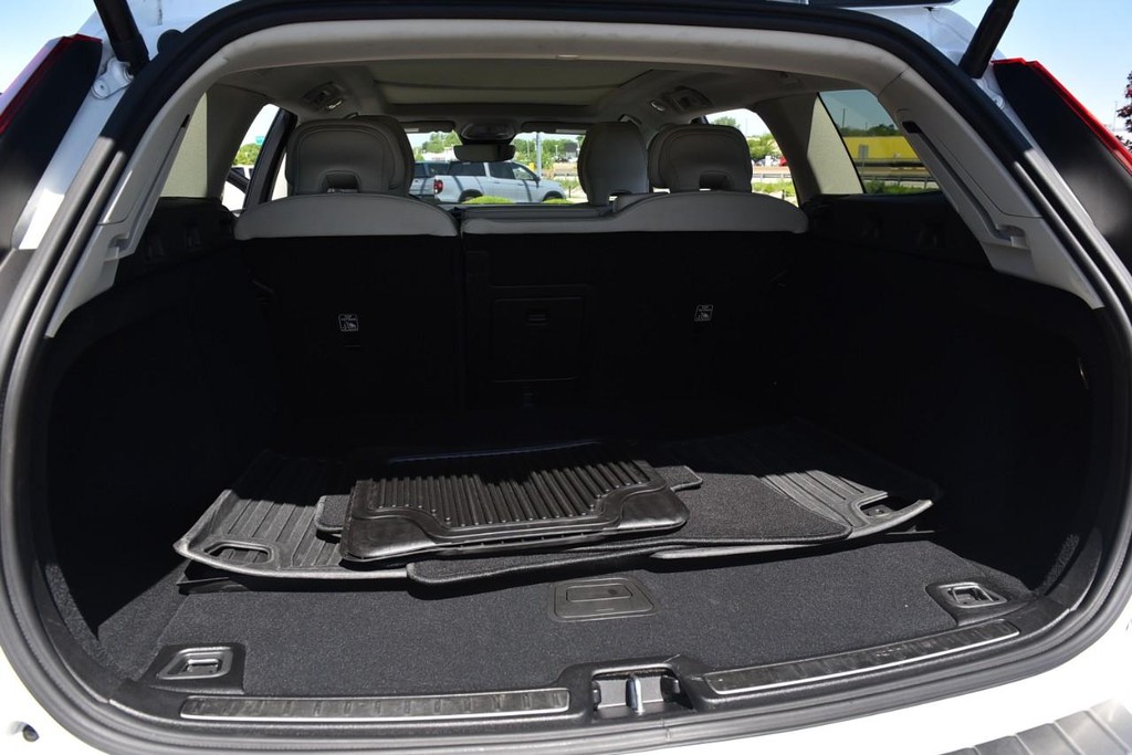 Volvo V60 Cross Country Vehicle Full-screen Gallery Image 23