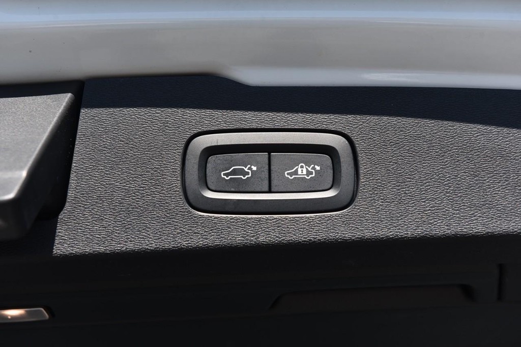 Volvo V60 Cross Country Vehicle Full-screen Gallery Image 24