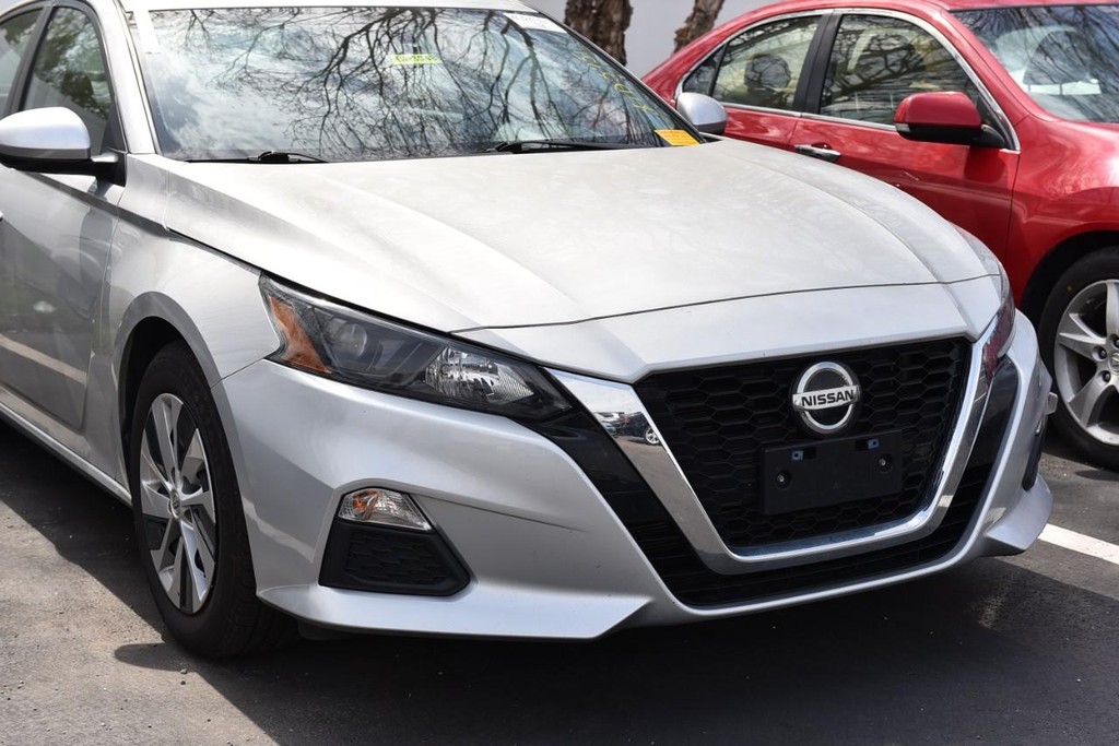 Nissan Altima Vehicle Image 02