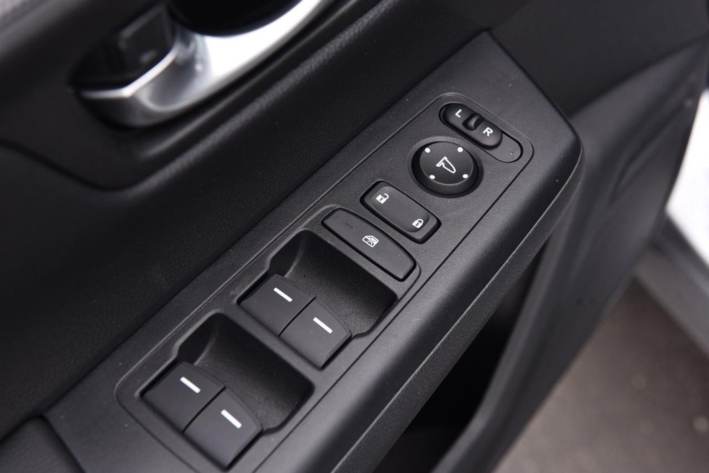 Honda CR-V Hybrid Vehicle Full-screen Gallery Image 8