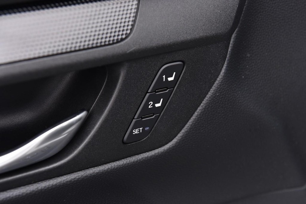 Honda CR-V Hybrid Vehicle Full-screen Gallery Image 9